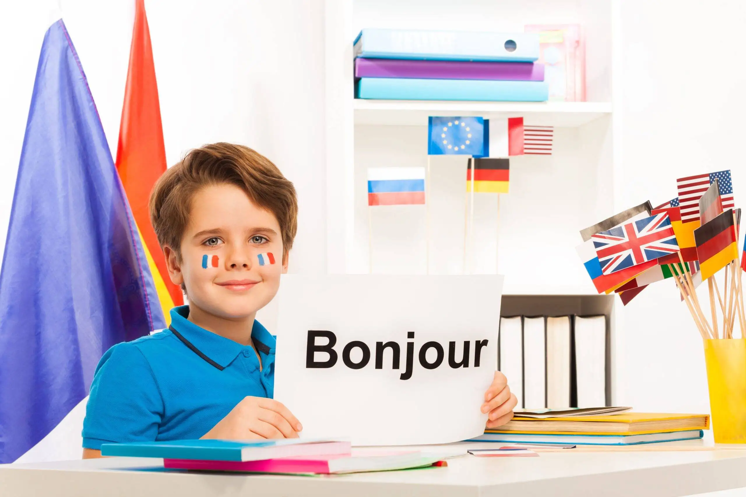 Изучение второго иностранного. Ребенок изучает французский. Дети учат французский. Французские школьники. Изучаем французский.